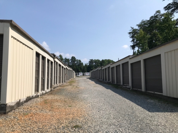 Facility photo: //images.sparefoot.com/medium/243247692f42690cdb1.jpg