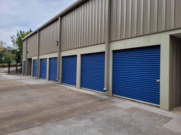 Facility photo: //images.sparefoot.com/medium/24325369e7d25fb7dca.jpg