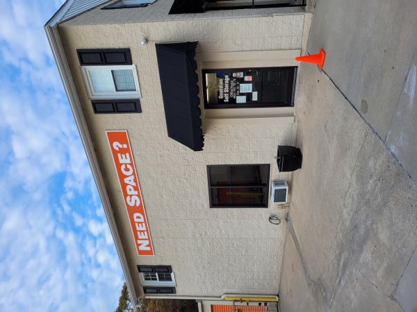 Facility photo: //images.sparefoot.com/medium/243258692f62ef3814f.jpg