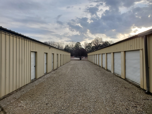 Facility photo: //images.sparefoot.com/medium/243262692f65c2bef8c.jpg