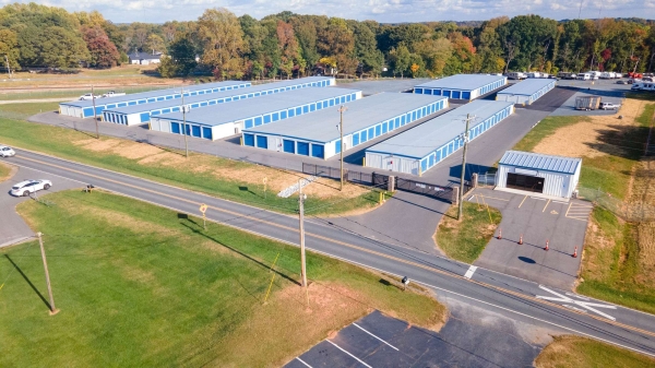 Facility photo: //images.sparefoot.com/medium/243264692f6755851b7.jpg