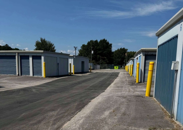 Facility photo: //images.sparefoot.com/medium/243265692f69e94a3d8.jpg