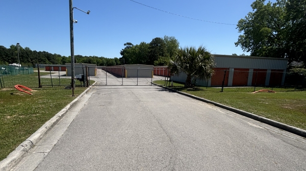 Facility photo: //images.sparefoot.com/medium/24326869e8ceb78f63e.jpg