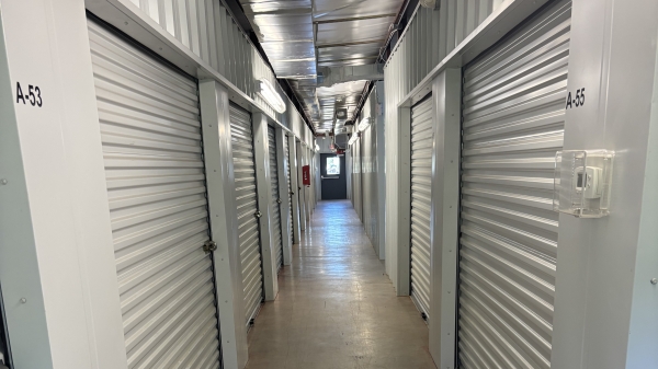 Facility photo: //images.sparefoot.com/medium/24326869e8cf42882e9.jpg