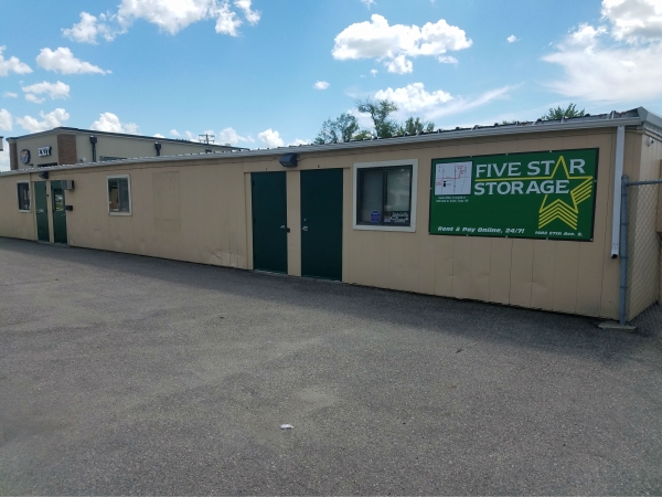 Facility photo: //images.sparefoot.com/medium/2432796932fb75babc1.jpg