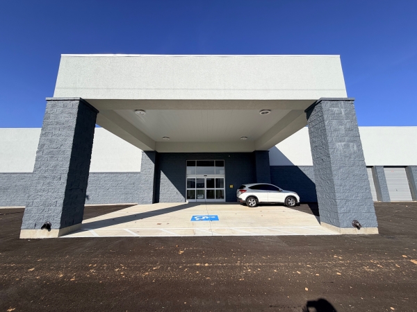 Facility photo: //images.sparefoot.com/medium/2432886941a05133aa7.jpeg