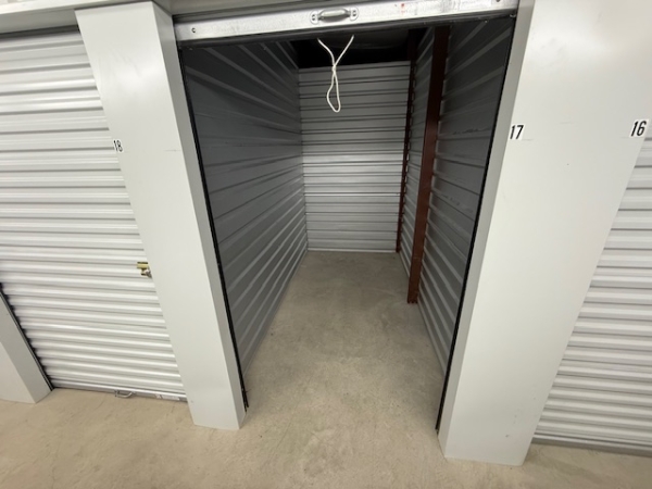 Facility photo: //images.sparefoot.com/medium/2433046938a71191bd3.jpg