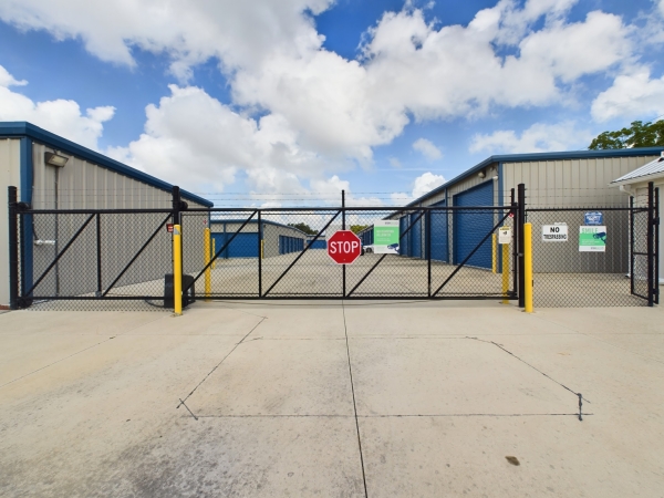 Facility photo: //images.sparefoot.com/medium/243318693ac8918c8b0.jpg