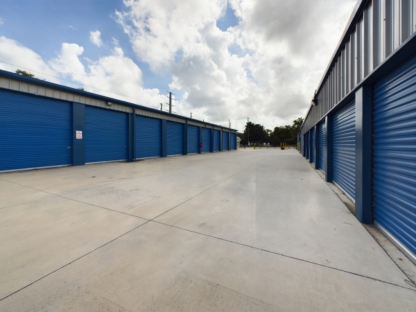 Facility photo: //images.sparefoot.com/medium/243318693ac894a80bf.jpg