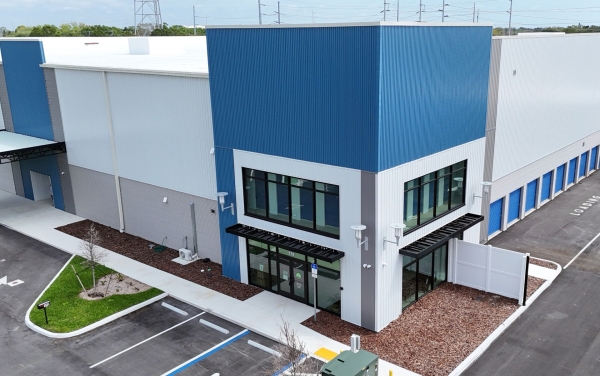 Facility photo: //images.sparefoot.com/medium/24334869c693f942d00.jpg