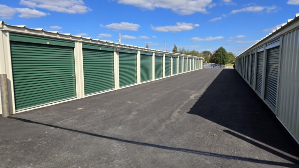 Facility photo: //images.sparefoot.com/medium/243355693732ba2d7d6.jpg