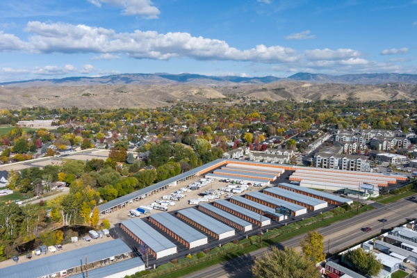 Facility photo: //images.sparefoot.com/medium/2433626938b687bee05.jpg