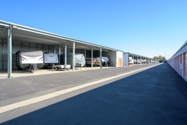 Facility photo: //images.sparefoot.com/medium/2433666938bc6135fea.jpg