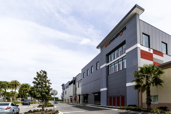 Facility photo: //images.sparefoot.com/medium/243382693977fed842d.jpg