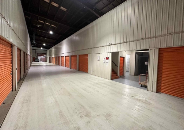 Facility photo: //images.sparefoot.com/medium/2433976943e9ad78074.jpg