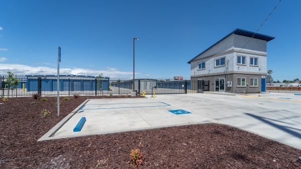 Facility photo: //images.sparefoot.com/medium/243418693b461f20885.jpg