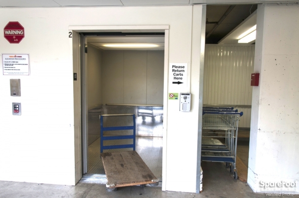 Facility photo: //images.sparefoot.com/medium/243442693b380b48a50.jpg