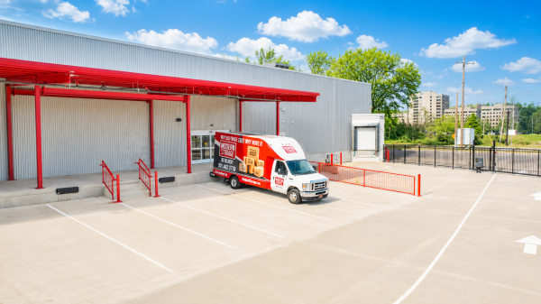 Facility photo: //images.sparefoot.com/medium/2434486a0deb21ea0ed.png