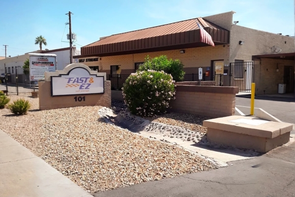 Facility photo: //images.sparefoot.com/medium/243455697b98863e6e5.jpg