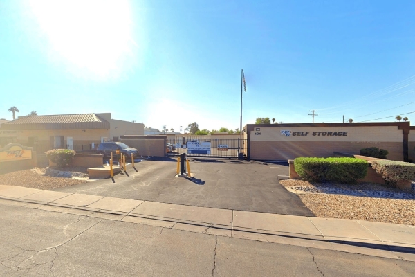 Facility photo: //images.sparefoot.com/medium/243455697bd3f9c713d.jpg