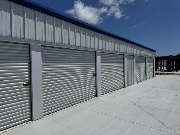 Facility photo: //images.sparefoot.com/medium/243473696963707658d.jpeg