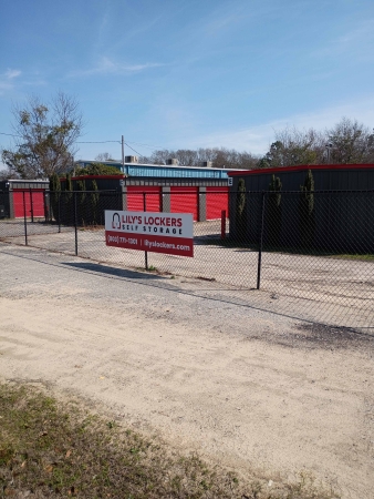Facility photo: //images.sparefoot.com/medium/24352069f904897f9d8.jpg