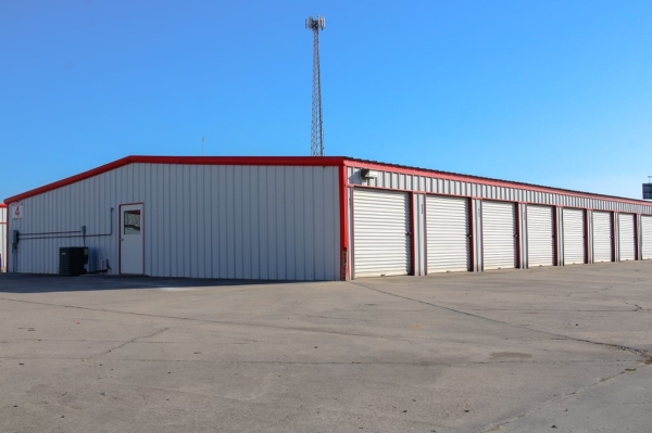 Facility photo: //images.sparefoot.com/medium/2435216941e2c956df5.jpeg