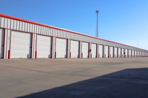 Facility photo: //images.sparefoot.com/medium/2435216941e2ca842ae.jpeg