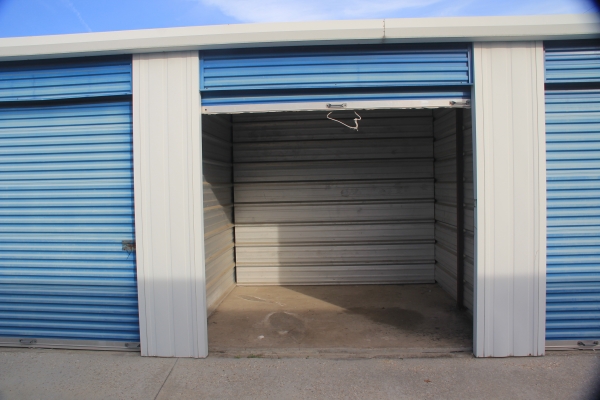 Facility photo: //images.sparefoot.com/medium/2435226941eb4a2b3a9.jpg