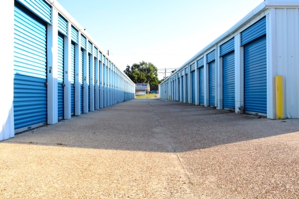 Facility photo: //images.sparefoot.com/medium/2435226941eb4ee85b8.jpeg