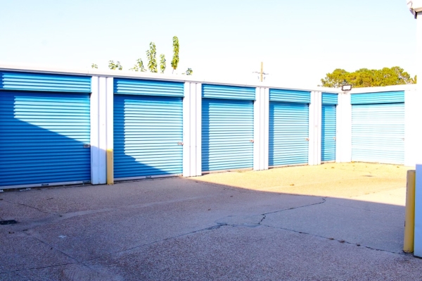 Facility photo: //images.sparefoot.com/medium/2435226941eb5021fa5.jpeg