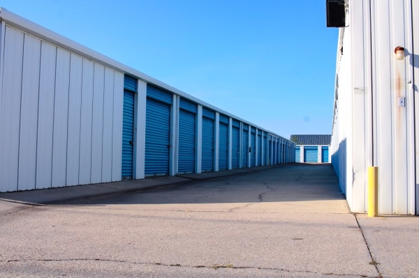 Facility photo: //images.sparefoot.com/medium/2435226941eb56b7972.jpeg