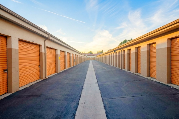 Facility photo: //images.sparefoot.com/medium/243527697b9ef4dd7d3.jpg