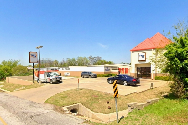 Facility photo: //images.sparefoot.com/medium/243527697baf6451084.jpg