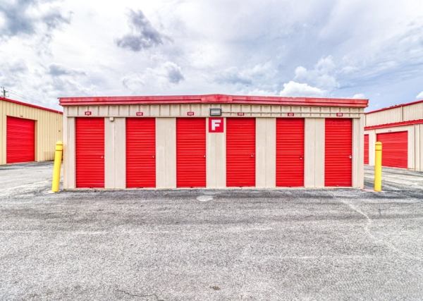 Facility photo: //images.sparefoot.com/medium/2435506973a2ce74829.jpg