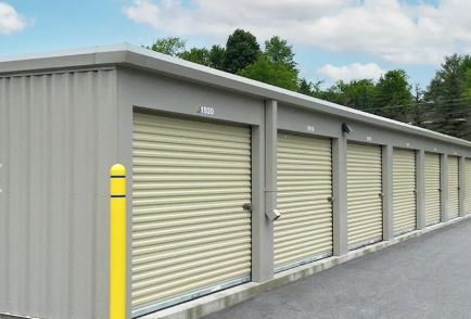 Facility photo: //images.sparefoot.com/medium/2435786944353f98de0.jpg