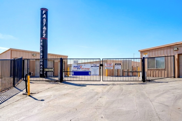 Facility photo: //images.sparefoot.com/medium/243580697bac3433ddc.jpg