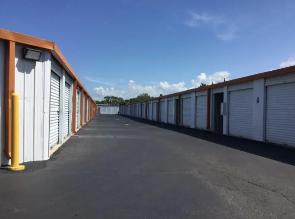 Storage Units at Storage Rentals of America - Venice - S Tamiami - 3000 South Tamiami Trail