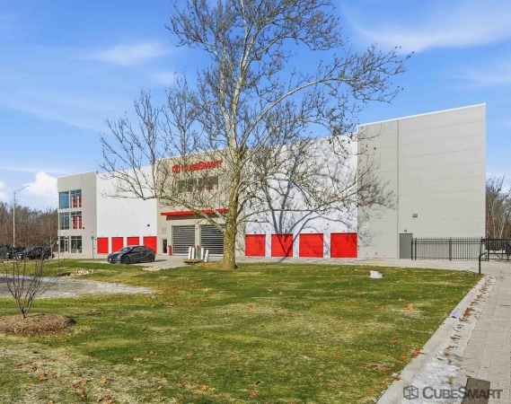 Facility photo: //images.sparefoot.com/medium/243611697dbfe3ae8cb.jpg