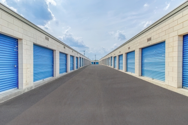 Facility photo: //images.sparefoot.com/medium/2436166948c6da19cbd.jpeg