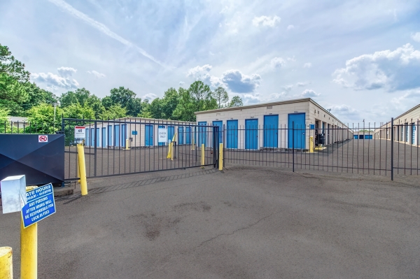 Facility photo: //images.sparefoot.com/medium/2436166948c6e7f2424.jpeg