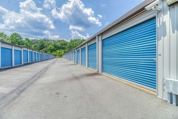 Facility photo: //images.sparefoot.com/medium/2436176945ec659d39c.jpg