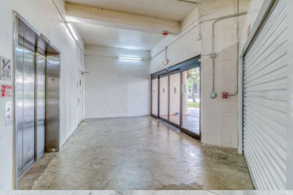 Facility photo: //images.sparefoot.com/medium/2436186948c75dbf9b3.jpg