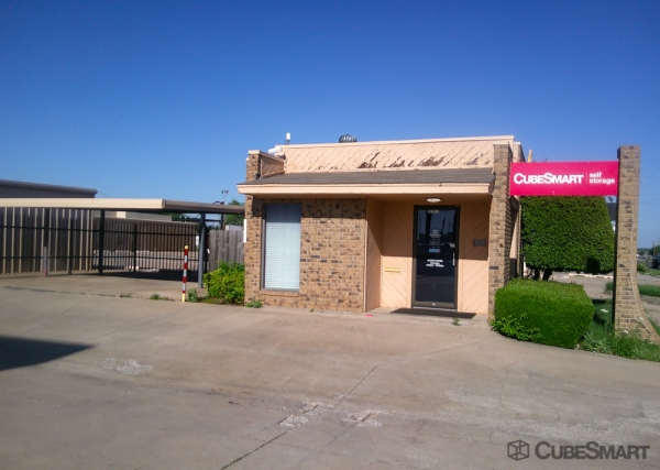 Facility photo: //images.sparefoot.com/medium/24363769fc67e38d0a9.jpg