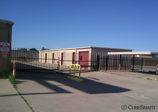 Facility photo: //images.sparefoot.com/medium/24363769fc67e70ef8a.jpg