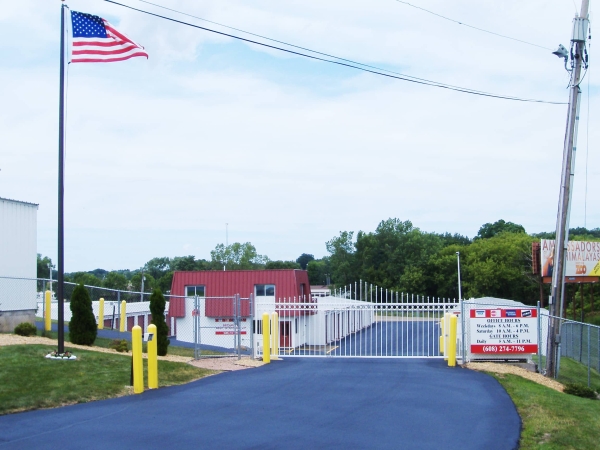 Facility photo: //images.sparefoot.com/medium/243641695e6e47cc4fd.jpg