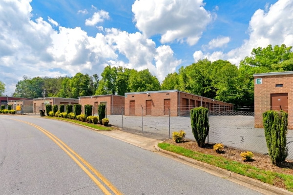 Facility photo: //images.sparefoot.com/medium/243642697b97a49d017.jpg