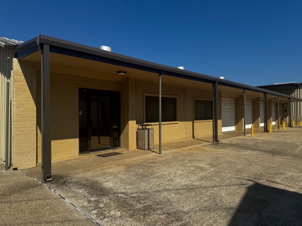 Facility photo: //images.sparefoot.com/medium/2436616953e6818596d.jpg