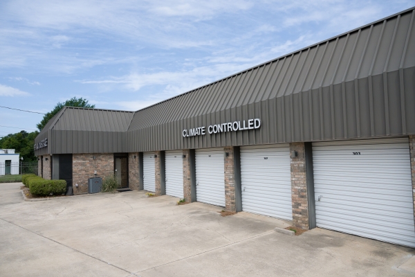 Facility photo: //images.sparefoot.com/medium/2436616a204e4ae8f9a.jpg