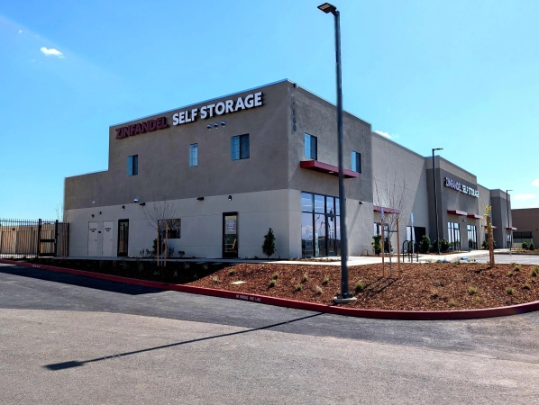 Facility photo: //images.sparefoot.com/medium/2436826957e9cadc217.jpg